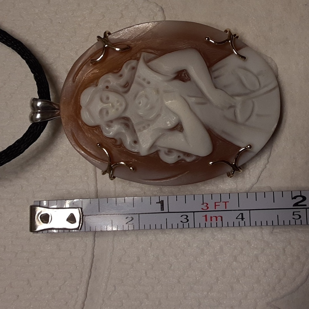 From Beauty and the Beast, Belle, Pin/Pendant. Hand Carved Cameo. ITALY. - Picture 12 of 13